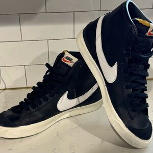 Nike Men's Black and White Sneakers